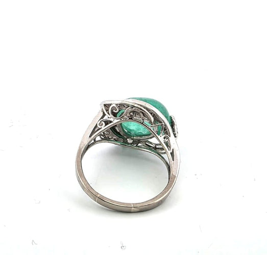 Bague 60 Bague en or blanc 18 ct avec émeraude cabochon et diamants 58 Facettes 144/26 A