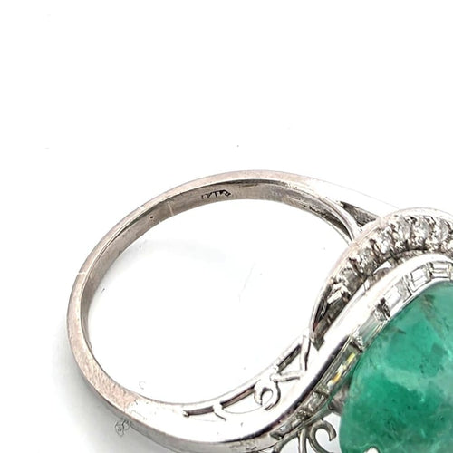 Bague 60 Bague en or blanc 18 ct avec émeraude cabochon et diamants 58 Facettes 144/26 A