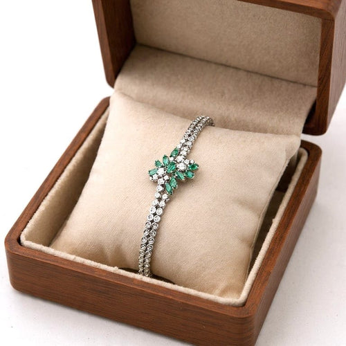 Bracelet Bracelet vintage en or blanc 18 ct avec émeraudes et diamants 58 Facettes 383/A OC