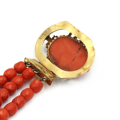 Bracelet Bracelet ancien en or jaune 750‰ au camée et corail rouge 58 Facettes 260078R