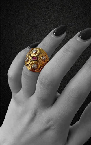 Bague 53 Cozzolino - Bague bombée en or jaune 18K diamants et rubis 58 Facettes