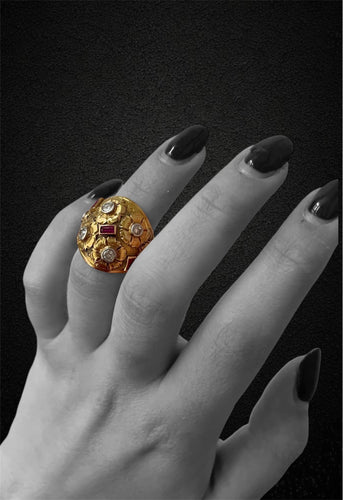 Bague 53 Cozzolino - Bague bombée en or jaune 18K diamants et rubis 58 Facettes