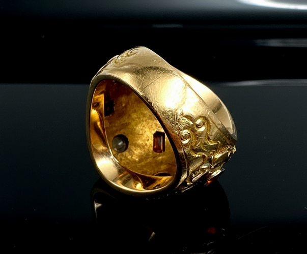 Bague 53 Cozzolino - Bague bombée en or jaune 18K diamants et rubis 58 Facettes
