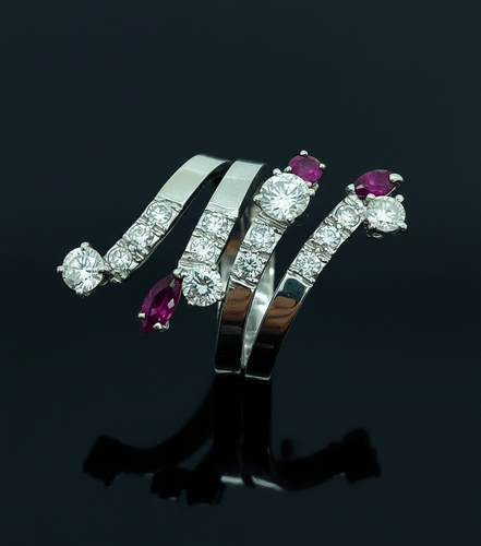 Bague 50 Bague serpent stylisée - Bague en or avec rubis et diamants 58 Facettes