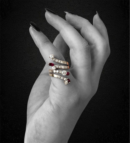 Bague 50 Bague serpent stylisée - Bague en or avec rubis et diamants 58 Facettes