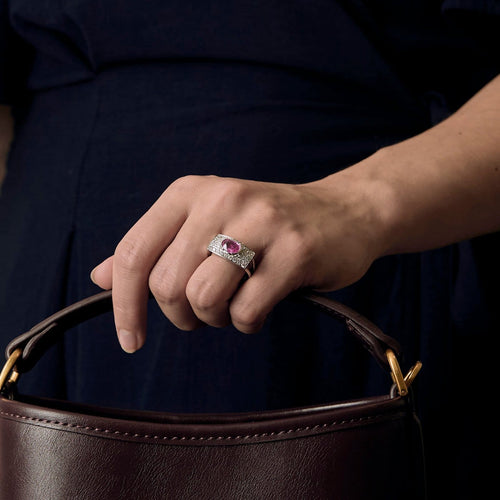 Bague 53 Bague type chevalière en or gris, diamants et saphir rose 58 Facettes ARL0991X2-1
