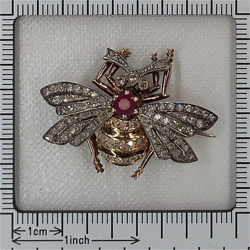 Broche Broche abeille de l'entre-deux-guerres avec diamants et rubis en or et argent 58 Facettes 26050-0263