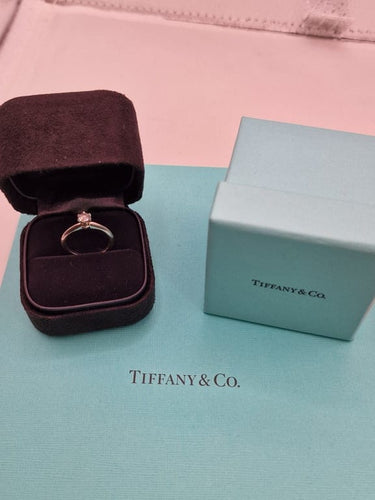 Bague 49 Tiffany & Co - Bague solitaire en platine 950 et diamant naturel 0,30 ct 58 Facettes CV-019