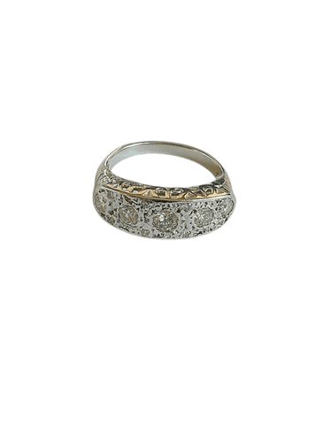 Bague 50.5 Bague jarretière ancienne en or blanc 18 ct et diamants 58 Facettes 01651