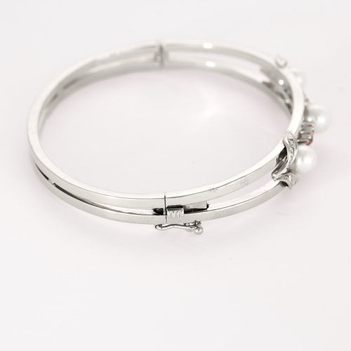 Bracelet Bracelet jonc en or gris ajouré de perles de cultures et diamants 58 Facettes LF6