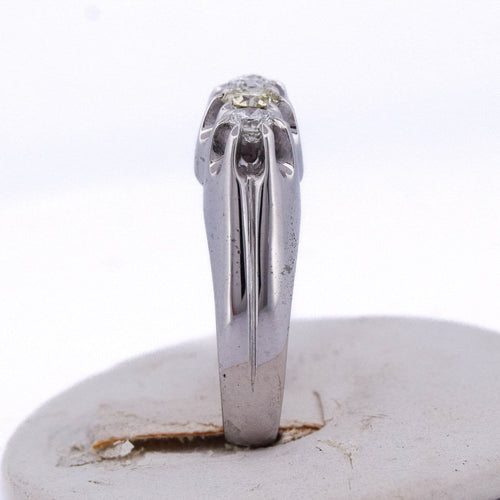 Bague 60 Bague vintage trois pierres en or blanc 18 kt et diamants 58 Facettes AN244 (0579)