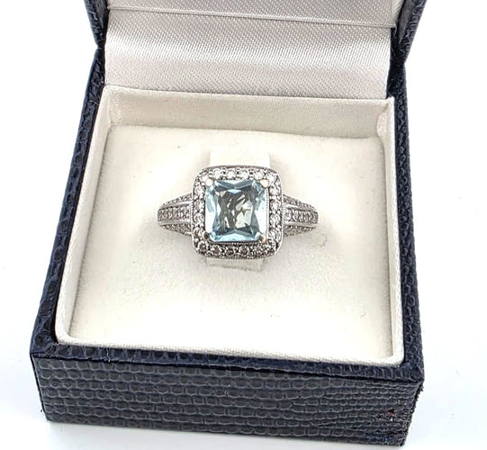 Bague 53 Bague en or blanc 18k avec aigue-marine et diamants 58 Facettes 1265 OC