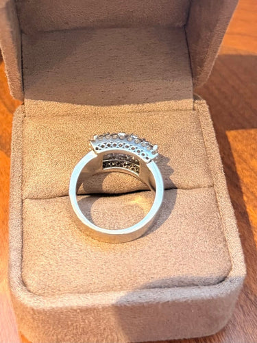 Bague 56 Bague chevalière en or blanc 18 carats et diamants 58 Facettes biche