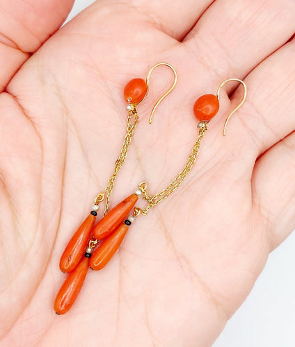 Boucles d'oreilles Dormeuses anciennes en or 18k avec pampilles de corail et perles 58 Facettes A01936