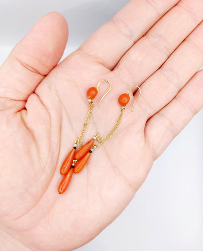 Boucles d'oreilles Dormeuses anciennes en or 18k avec pampilles de corail et perles 58 Facettes A01936