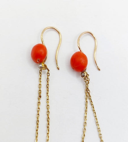 Boucles d'oreilles Dormeuses anciennes en or 18k avec pampilles de corail et perles 58 Facettes A01936