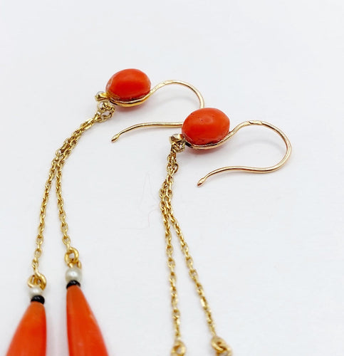 Boucles d'oreilles Dormeuses anciennes en or 18k avec pampilles de corail et perles 58 Facettes A01936
