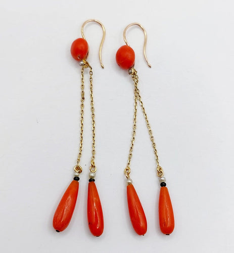 Boucles d'oreilles Dormeuses anciennes en or 18k avec pampilles de corail et perles 58 Facettes A01936