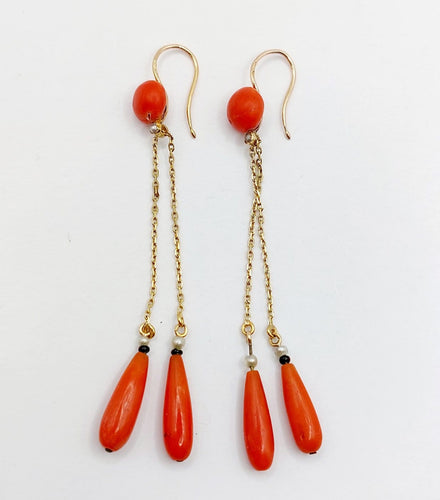 Boucles d'oreilles Dormeuses anciennes en or 18k avec pampilles de corail et perles 58 Facettes A01936