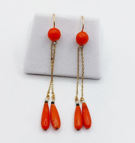 Boucles d'oreilles Dormeuses anciennes en or 18k avec pampilles de corail et perles 58 Facettes A01936