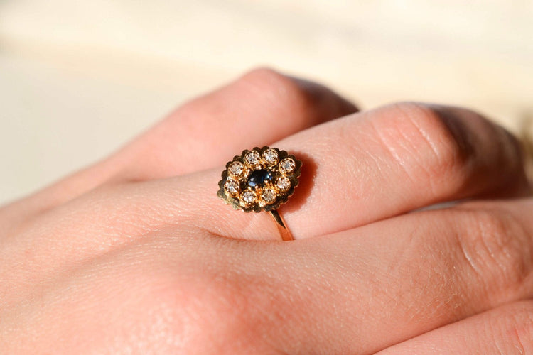 Bague marguerite plateau en or jaune 18 carats, saphir et diamants 58 Facettes 3743
