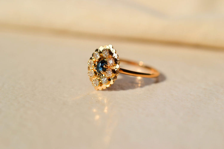 Bague marguerite plateau en or jaune 18 carats, saphir et diamants 58 Facettes 3743
