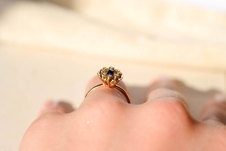Bague marguerite plateau en or jaune 18 carats, saphir et diamants 58 Facettes 3743