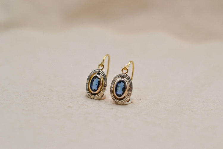 Dormeuses en or jaune 18 carats avec pierre bleue ovale 58 Facettes 3913