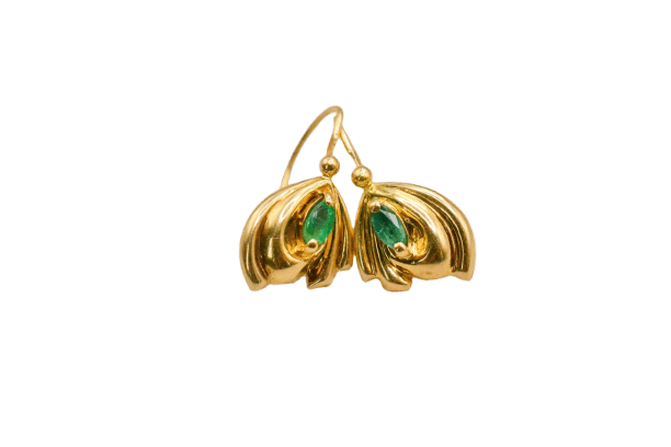 Boucles d'oreilles dormeuses à émeraudes taille marquise en or jaune 18 carats 58 Facettes 3835