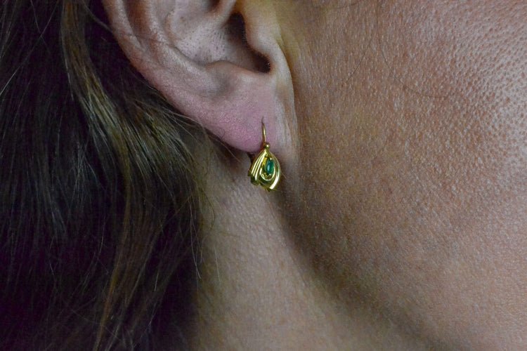 Boucles d'oreilles dormeuses à émeraudes taille marquise en or jaune 18 carats 58 Facettes 3835