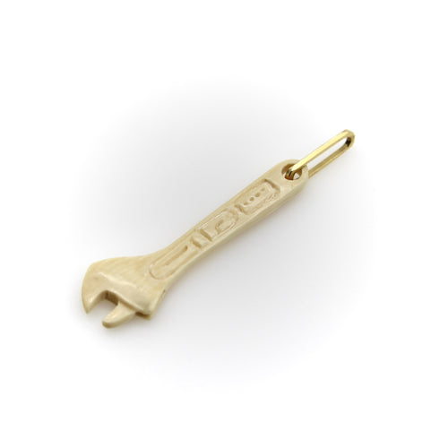 Pendentif clé à molette en défense de mammouth fossilisée, bélière en or 14K 58 Facettes A2007K