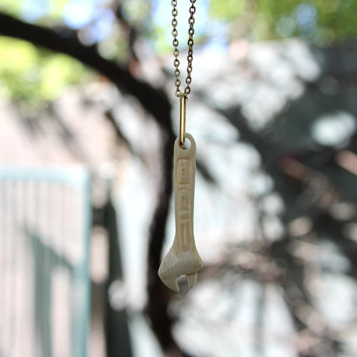 Pendentif clé à molette en défense de mammouth fossilisée, bélière en or 14K 58 Facettes A2007K