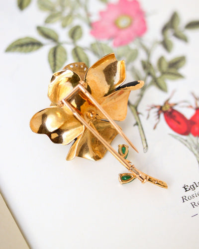 Mellerio - Broche rose en or jaune et diamants avec émeraudes 58 Facettes C1873
