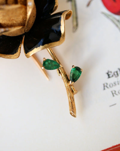 Mellerio - Broche rose en or jaune et diamants avec émeraudes 58 Facettes C1873