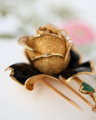 Mellerio - Broche rose en or jaune et diamants avec émeraudes 58 Facettes C1873