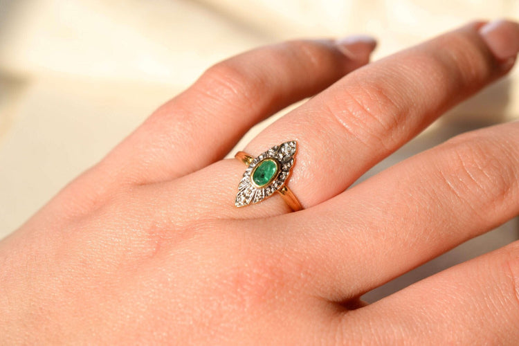 Bague marquise en or jaune 18 carats émeraude et diamants 58 Facettes 3839