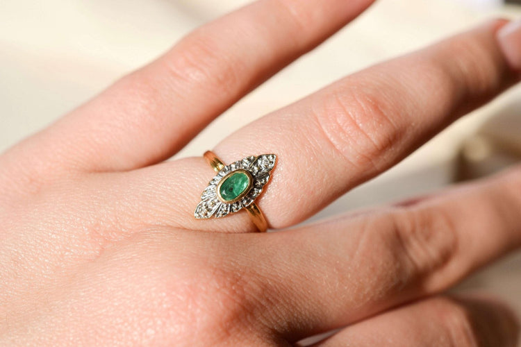 Bague marquise en or jaune 18 carats émeraude et diamants 58 Facettes 3839