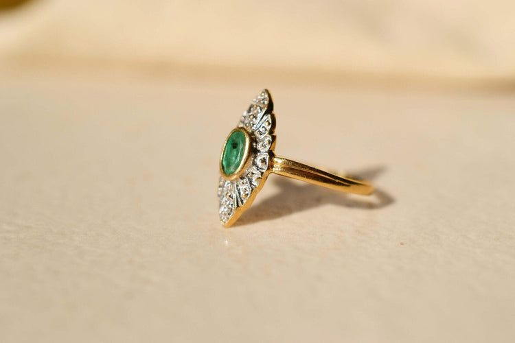 Bague marquise en or jaune 18 carats émeraude et diamants 58 Facettes 3839