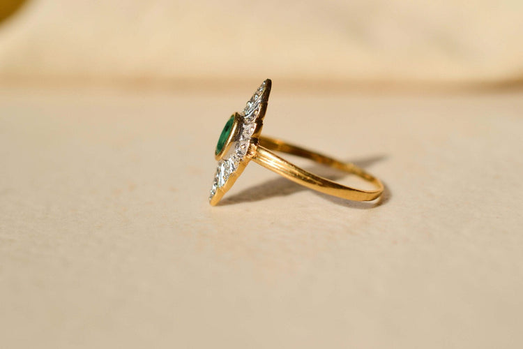 Bague marquise en or jaune 18 carats émeraude et diamants 58 Facettes 3839