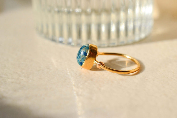 Bague cabochon ovale en or jaune 18 carats et pierre bleue 58 Facettes 3934