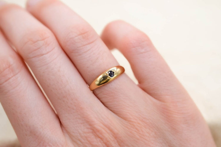 Bague jonc sertie d’un saphir étoilé en or jaune 18 carats 58 Facettes 3892