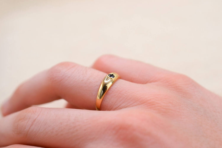 Bague jonc sertie d’un saphir étoilé en or jaune 18 carats 58 Facettes 3892