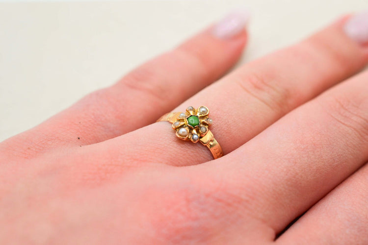 Bague Art nouveau en or rose 18 carats avec pierre verte et perles 58 Facettes 3909
