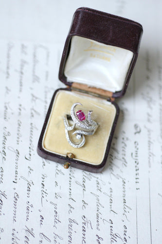 Bague 61 Arabesque - Bague en or blanc rubis birman et diamants 58 Facettes