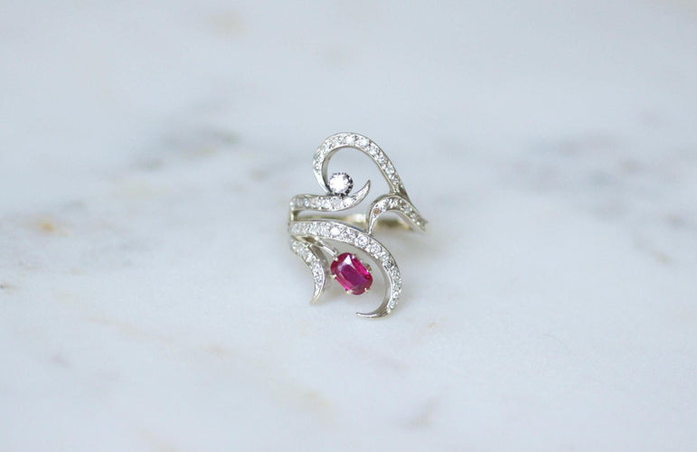 Bague 61 Arabesque - Bague en or blanc rubis birman et diamants 58 Facettes