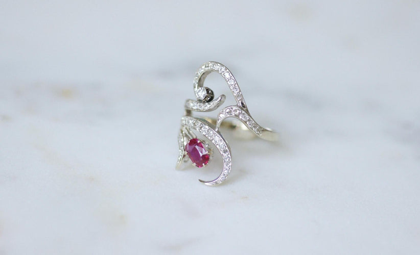 Bague 61 Arabesque - Bague en or blanc rubis birman et diamants 58 Facettes