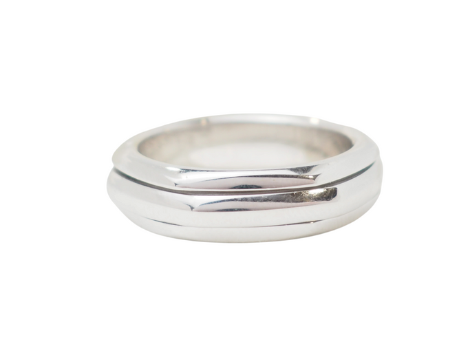https://cdn.shopify.com/s/files/1/0750/3799/9372/files/l-aurore-alliance-piaget-possession-or-blanc.png?v=1791994486