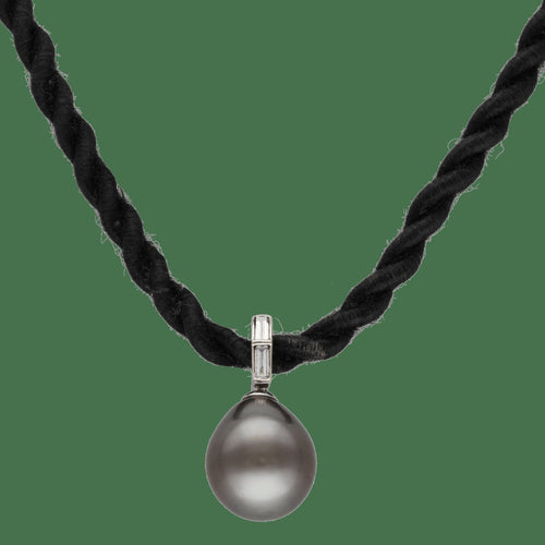 Collier Collier Pendentif Perle de Tahiti 13,6 mm & Diamants 0,20 ct G-VS – Or Gris 18k – Cordon 58 Facettes FB11482