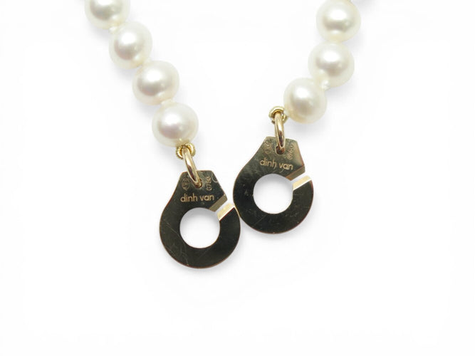 Collier Dinh Van - Collier menottes en or jaune 18k et perles d'eau douce 58 Facettes 273895