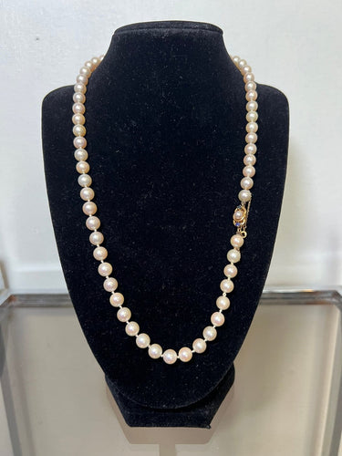 Collier Collier choker Akoya - 63 perles de culture, fermoir en or 18k et saphirs 58 Facettes 000